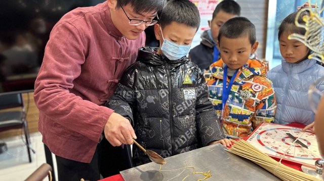 視頻|“好甜的年味兒！”江海小記者體驗(yàn)巧手做糖畫